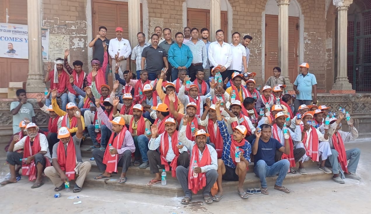 अंतर्राष्ट्रीय श्रमिक दिवस पर रोटरी क्लब विंध्याचल ने किया श्रमिकों का सम्मान