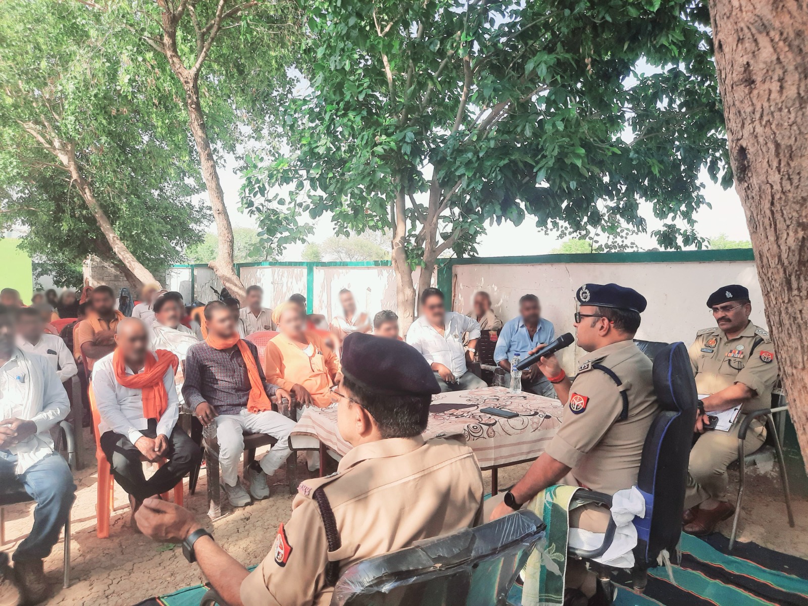 पुलिस अधीक्षक अभिनंदन ने अति संवेदनशील बूथों/मतदान केन्द्रों का किया  भ्रमण/निरीक्षण; ग्रामीणों के साथ बैठक कर निर्भीक होकर अपने मतों को प्रयोग करने की अपील की