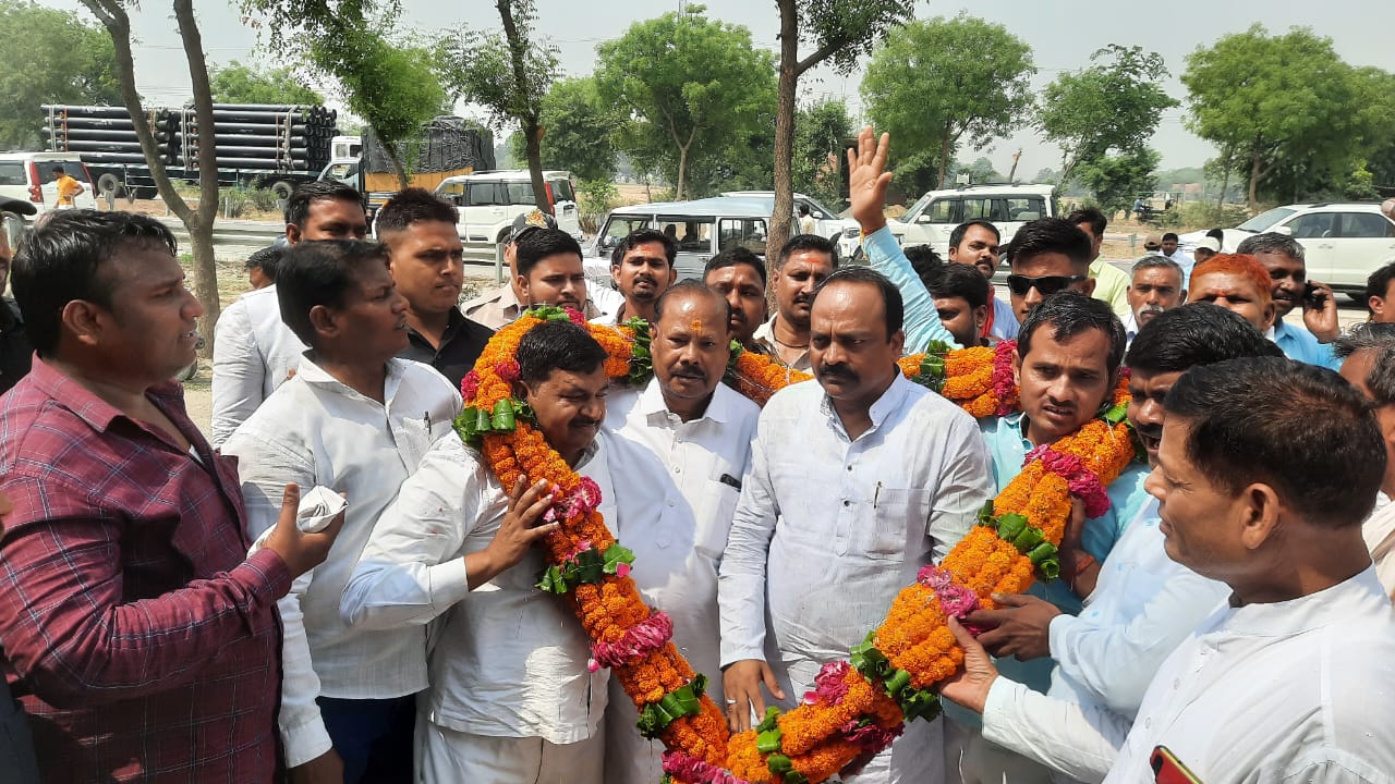 सपा प्रत्याशी रमेश बिन्द ने किया नामांकन; लखनऊ से मिर्जापुर पहुचने पर जगह-जगह हुआ स्वागत