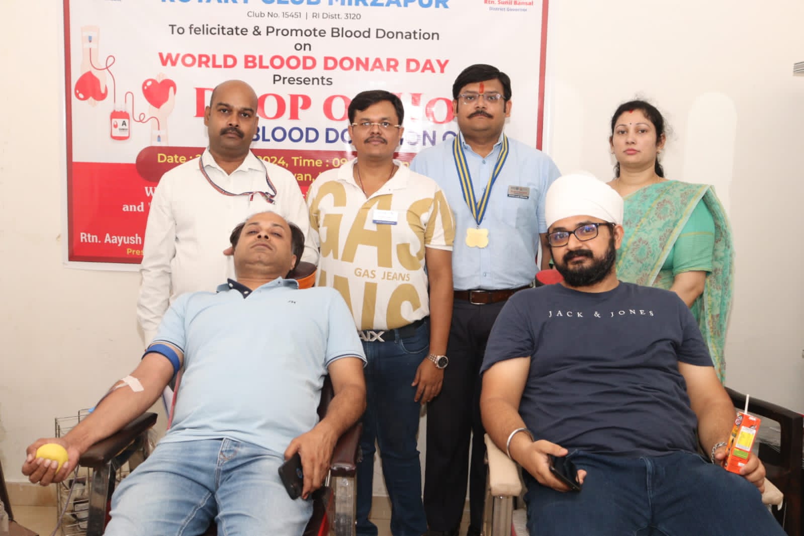 रोटरी क्लब मीरजापुर की ओर से “ड्राप ऑफ होप” रक्तदान शिविर में किया रक्तदान और गर्मी में पक्षियों को संरक्षण प्रदान करने के लिए प्रोजेक्ट “दाना पानी” की की गयी शुरुआत