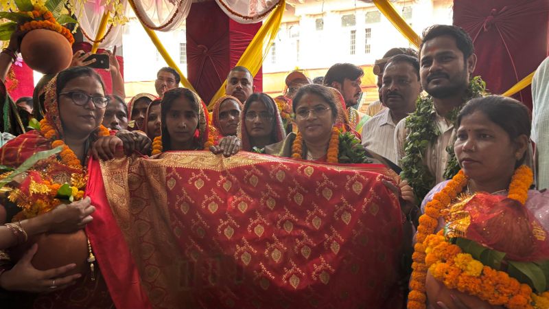 स्वंयसहायता समूह के पावरलूम से बने चुनरी को डीएम ने मां विन्ध्यवासिनी को किया गया अर्पित