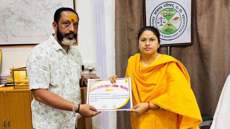 आभा फाउंडेशन के प्रबंधक अमित श्रीनेत को जिलाधिकारी ने किया सम्मानित