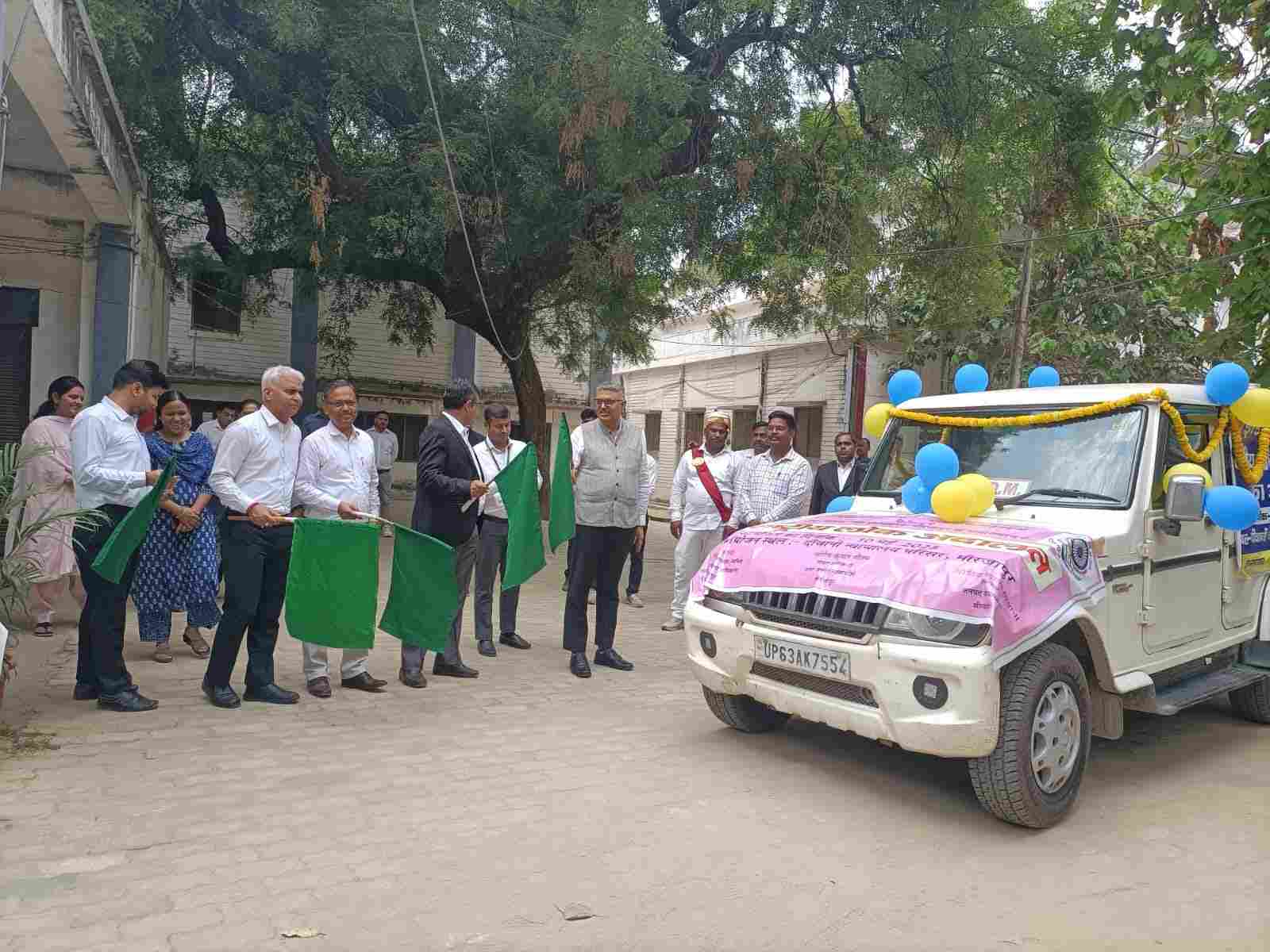 जनपद न्यायाधीश ने आगामी 10 मई को आयोजित होने वाले राष्ट्रीय लोक अदालत के प्रचार वाहन को हरी झंडी दिखाकर किया रवाना