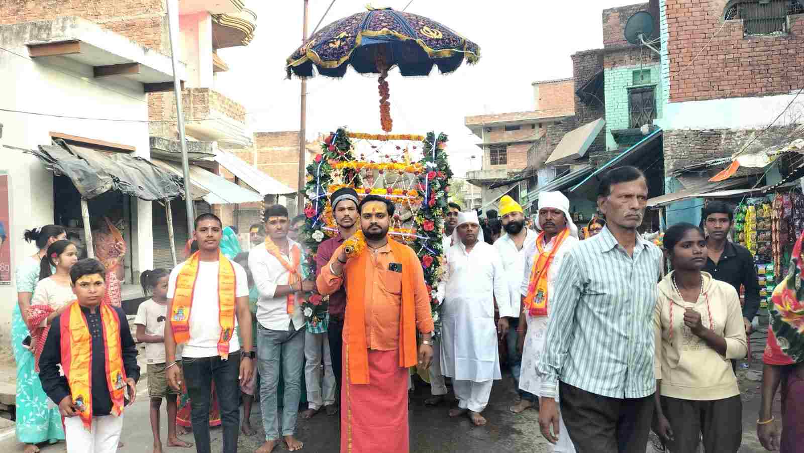गाजे-बाजे के साथ निकाली गई साईं पालकी;  शोभायात्रा मे भक्त भजन पर मंत्र मुग्ध होकर थिरकते नजर आए, लोगों ने पुष्प वर्षा कर किया स्वागत
