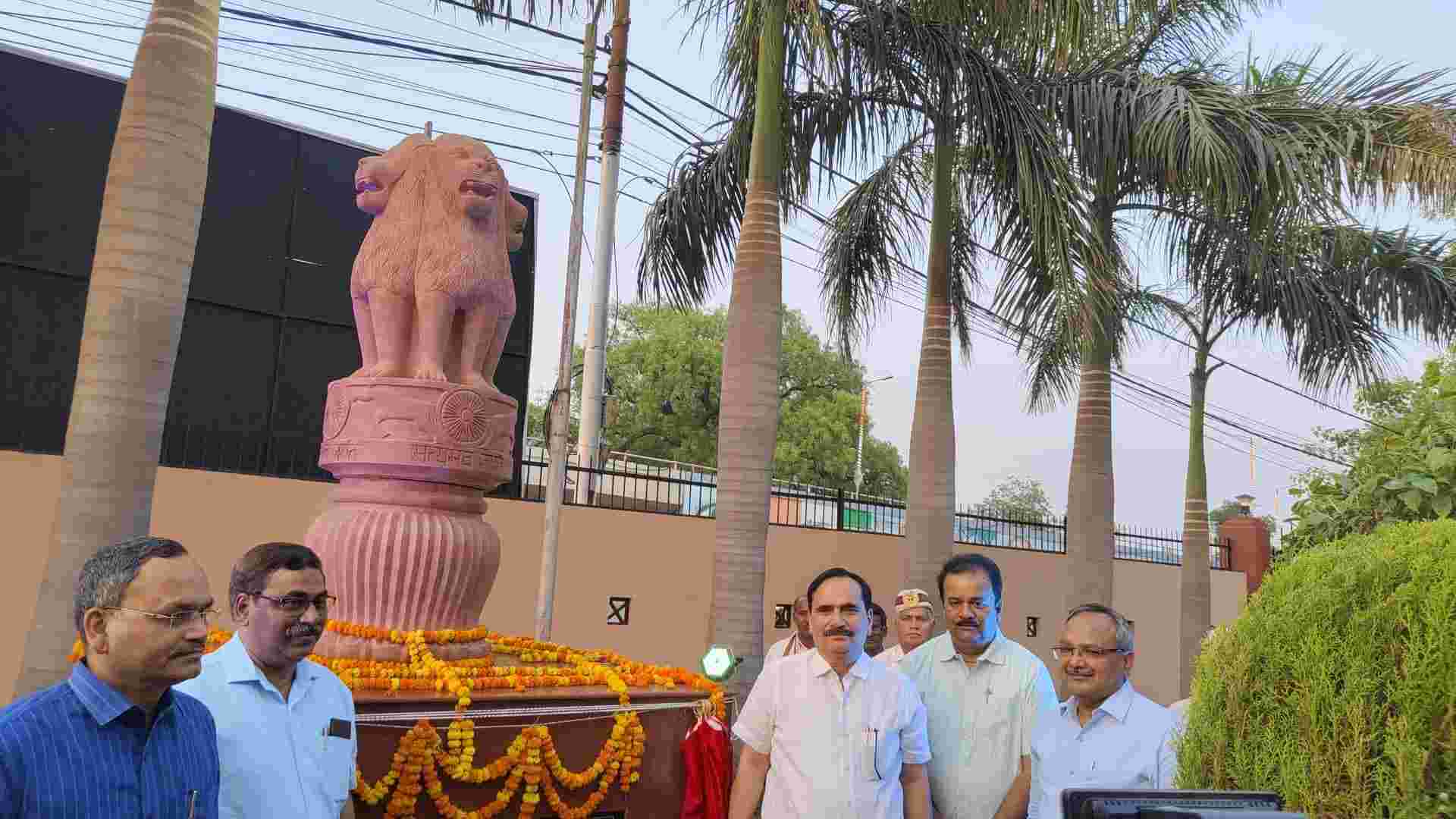 मण्डलायुक्त ने आयुक्त कार्यालय में अशोक स्तंभ की की स्थापना