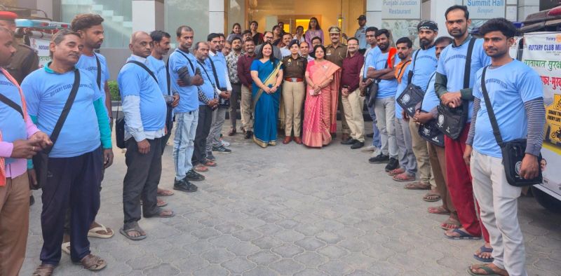 यातायात सुरक्षा अभियान सुरक्षित सफर मुस्कुराता परिवार के तहत चालको को किया जागरुक