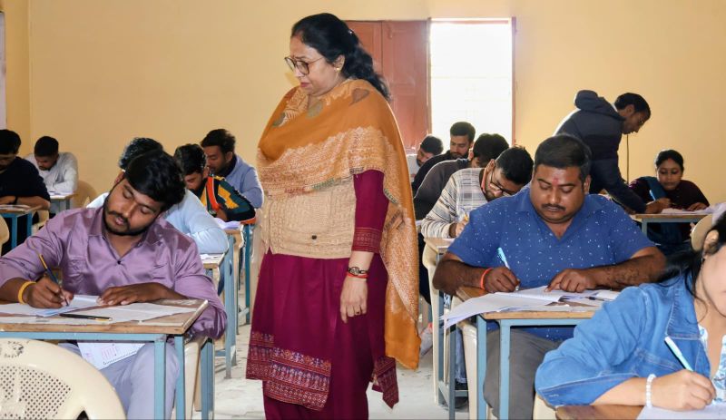 तीन जनपदों के 18 परीक्षा केंद्रों पर एलएलबी परीक्षाएं प्रारंभ