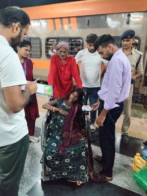रेल मदद पर प्राप्त सूचना पर त्वरित कार्यवाही; नॉन-स्टॉप ट्रेन को मिर्जापुर स्टेशन पर रोका कर महिला यात्री को उपलब्ध कराई चिकित्सा सहायता
