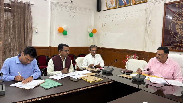 जिलाधिकारी ने आकांक्षात्मक विकास खण्डों, सम्पूर्णता अभियान एवं शासन द्वारा संचालित बैंको से सम्बन्धित जनकल्याणकारी योजनाओं की समीक्षा बैठक कर प्रगति के बारे में ली जानकारी