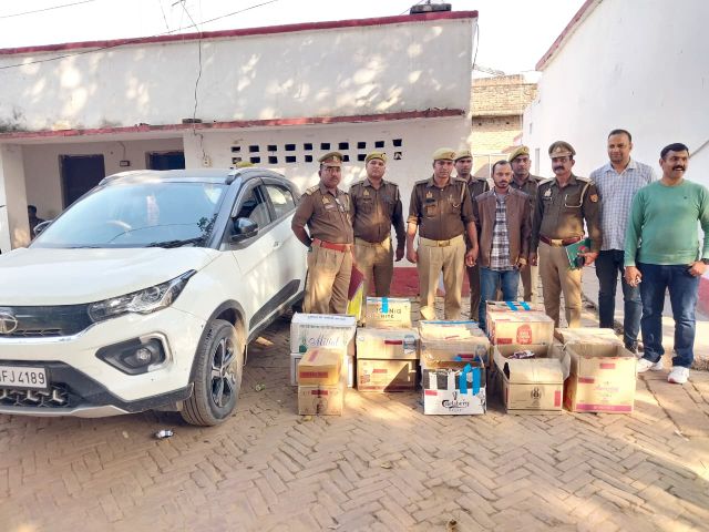 कार में लदी ₹16 लाख के 315 बोतल अवैध अंग्रेजी शराब के साथ अंतर्राज्यीय शराब तस्कर गिरफ्तार