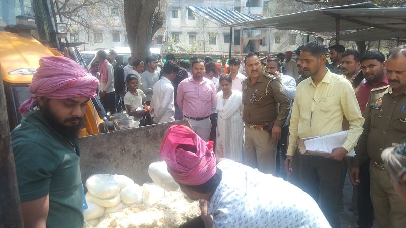 छापेमारी कर दस कुंतल मिलावटी खोआ किया गया नष्ट; मीरजापुर शहर मे शुद्ध खोया चाहिए, तो दुग्ध उत्पादक सहकारी संघ लि0 (पराग डेयरी) आइये