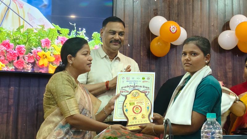 विकास भवन में आयोजित कार्यक्रम का छानबे विधायक रिंकी कोल ने ने दीप प्रज्जवलित कर महिला दिवस कार्यक्रम का किया शुभारम्भ 