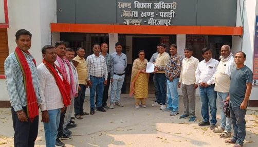 7 माह से मानदेय न मिलने से परेशान मनरेगा कर्मचारियों ने बीडीओ को सौंपा ज्ञापन