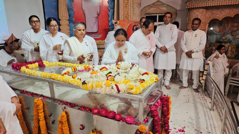 पंचतत्व में विलीन हुआ ब्र.कु. सुरेंद्र दीदी का पार्थिव शरीर; यूपी सहित पडोसी देश नेपाल से भी पहुँचें संस्था के हज़ारों सद्स्य, नम आंखों से श्रद्दालुओं ने दी अंतिम विदाई