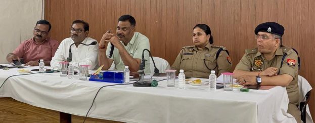 डीएम-एसपी ने नवरात्र मेले के दृष्टिगत नाविको, वाहन पार्किंग धारको व नाई समाज संग बैठक कर दियै दिशा निर्देश