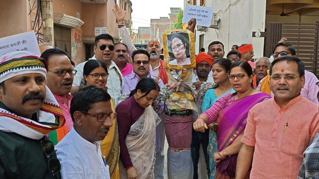 राष्ट्रपति के प्रोटोकॉल विवाद पर भाजपाइयों ने किया ममता बनर्जी का पुतला दहन