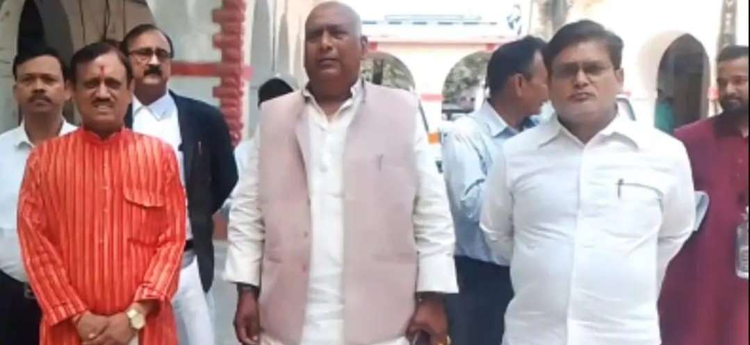 पूर्व सांसद राम शकल एवं विहिप के पूर्व नेता मनोज श्रीवास्तव ने जिलाधिकारी को पत्रक सौंपकर 15 बीघा के सार्वजनिक तालाब और नगर पालिका नाले पर अवैध अतिक्रमण के खिलाफ कार्रवाई की की मांग 