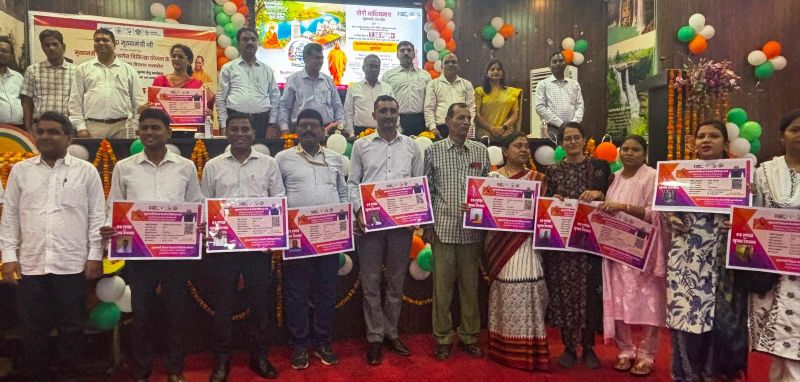 उच्च शिक्षा शिक्षकों को ‘मुख्यमंत्री कैशलेस कार्ड’ का किया गया वितरण