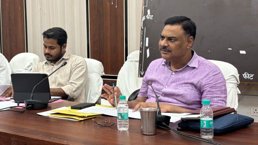 सीएमआईएस पोर्टल पर लम्बित परियोजनाओं की डीएम-सीडीओ ने की समीक्षा