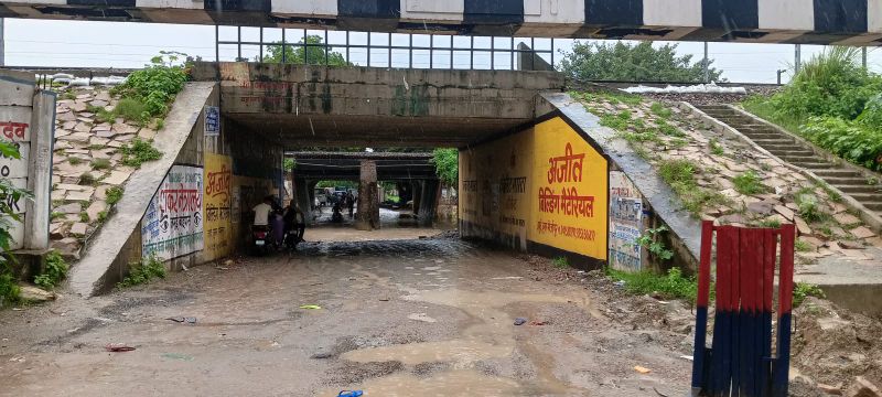 जमुई अंडरपास पुल मे भरा पानी, गिरकर लोग हो रहे घायल