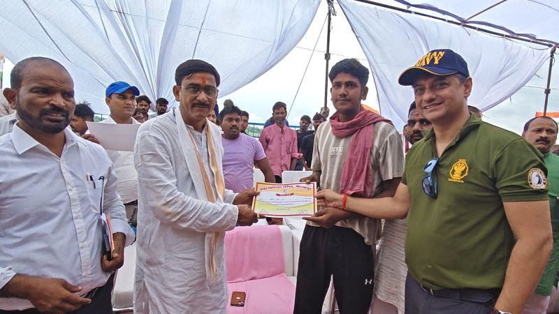 पीएम के आर्थिक सलाहकार के आगमन पर निषाद समाज ने किया स्वागत