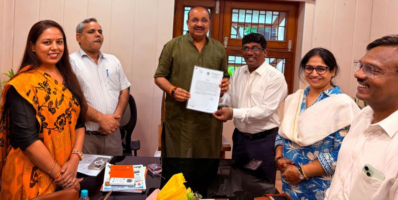 उद्यान राज्य मंत्री एवं अपर मुख्य सचिव ने उल्लेखनीय कार्यों के लिए उपनिदेशक उद्यान मेवाराम को प्रदान किया प्रशंसा पत्र