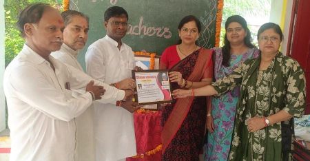 भाजपा जिलाध्यक्ष ने शिक्षिका मधुरिमा तिवारी को किया सम्मानित
