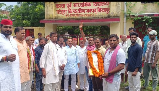 सपाजनो ने बंद पड़े स्कूलों पर शिक्षक दिवस का किया आयोजन फोटोसहित