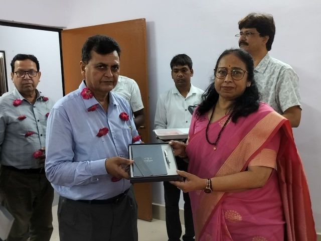 माँ विंध्यवासिनी विश्वविद्यालय में शिक्षक दिवस समारोह में संकायाध्यक्षों का हुआ सम्मान