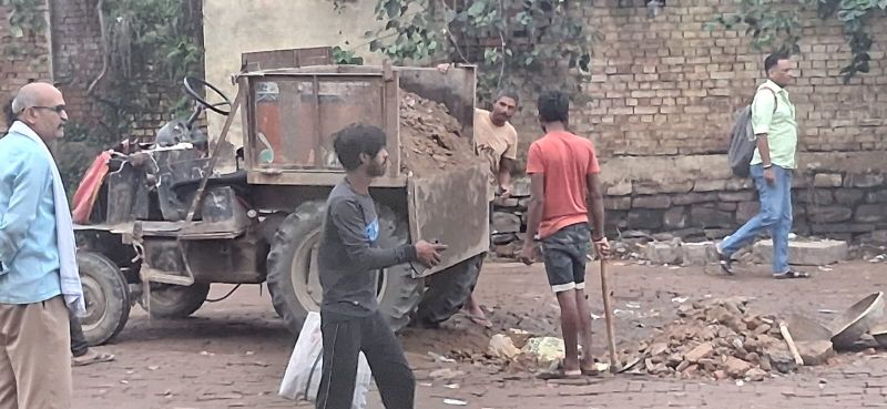 कूड़े-मलवे से पाटे जा रहे रोडवेज डिपो मीरजापुर के गड्ढे; कई टोटो ऑटो पलटने से कईयों के टूट चुके हैं हाथ पैर