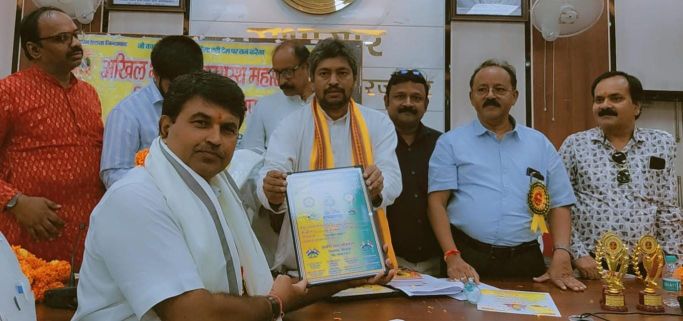विजय श्रीवास्तव मीरजापुरी को साहित्य रत्न सम्मान से सम्मानित