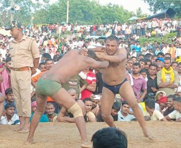 महिला पहलवान नेहा ने वंदना को दी पटखनी; हजारों दर्शकों से खचाखच भरा रहा प्राकृतिक स्टेडियम