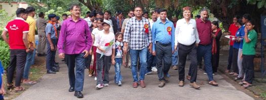 स्कूल मे रास्ते का अभाव झेल रहे नौनिहालों ने किया विरोध प्रदर्शन, लगाए नारे
