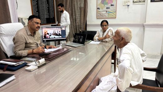 जिलाधिकारी ने जनता दर्शन आए हुए फरियादियों की समस्याओं के त्वरित निस्तारण का संबंधित अधिकारियों को दिया आवश्यक निर्देश