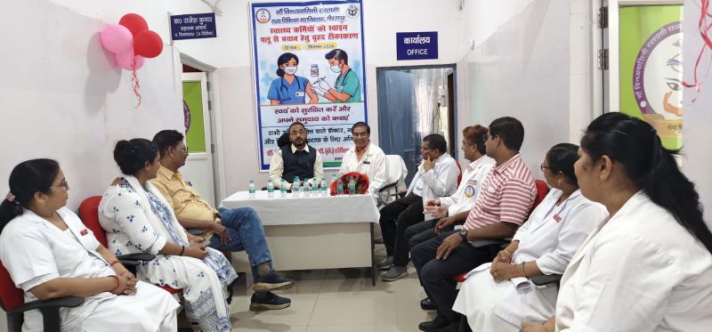 मंडलीय जिला चिकित्सालय में स्वाइन फ्लू से बचाव हेतु स्वास्थ्यकर्मियों का हुआ वृहद टीकाकरण