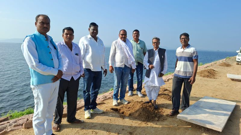 जरगो जलाशय पर गुलाब मौर्य की अनोखी पहल, पर्यटकों के लिए बनवाई बैठने की व्यवस्था