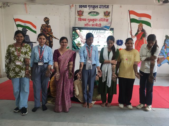 विन्ध्य गुरुकुल एवं विन्ध्यगुरुकुल आफ फार्मेसी मे हरितालिका तीज: मेहंदी प्रतियोगिता मे अना परवीन रही अव्वल