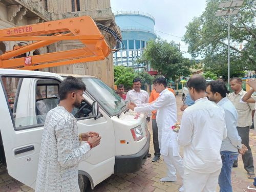नए हाइड्रोलिक वाहन का विधि-विधान से पूजन कर नपाध्यक्ष ने किया उद्घाटन; दिव्यांग व्यक्ति को ट्राई साइकिल देकर किया सहयोग
