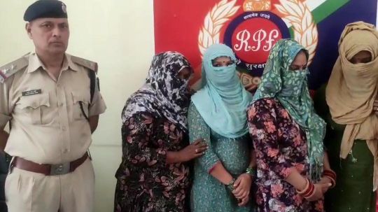 ट्रेन नंबर 22947 ताप्ती गंगा एक्सप्रेस में यात्रियों से जबरन पैसे मांगती 5 महिलाएं गिरफ्तार, मुचलके पर हुई रिहा; पंजाब और राजस्थान से चंदौली आकर बसी ओर दीनदयाल- प्रयागराज के बीच करती थी वसूली