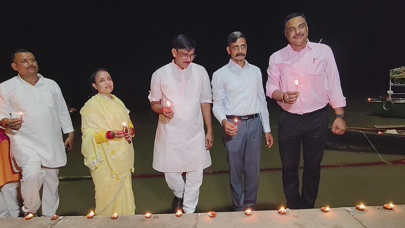 सेवा संकल्प अभियान के प्रकाश से जगमगाया पूरा नगर व ग्रामीण क्षेत्र – पूरे जनपद में साढ़े 12 लाख दीपों से रोशन हुए घर, घाट और मन्दिर