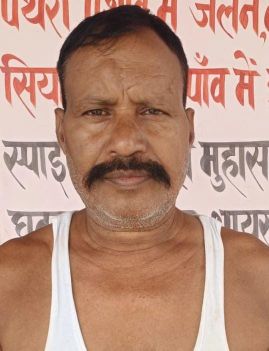 तेज रफ्तार ओवरलोड ट्रक की चपेट में आने से बाइक सवार की मौत, ग्रामीणों ने किया हाईवे जाम