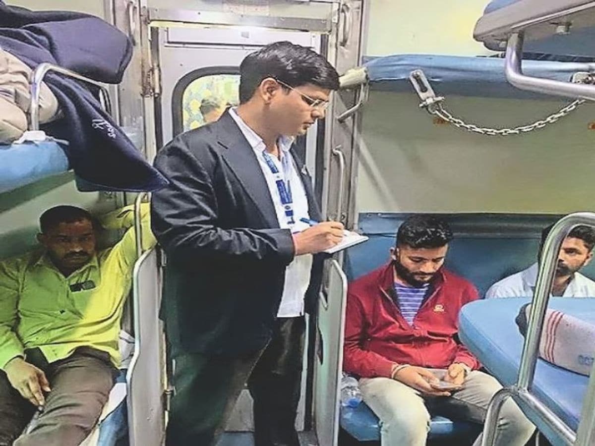 प्रयागराज मंडल में चलाया जा रहा सघन टिकट चेकिंग अभियान; अगस्त माह में 70 हज़ार से अधिक यात्री किए गए प्रभारित, अगस्त माह में 6.67 करोड़ रुपए से अधिक वसूला गया जुर्माना