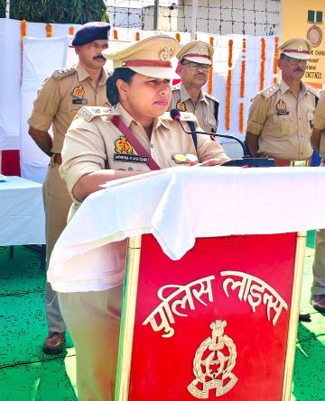 कमिश्नर-डीएम ने पुष्पार्चन कर किया ध्वजारोहण; पुलिस लाइन में गांधी-शास्त्री के चित्र पर एसपी ने किया माल्यार्पण, दी गयी सलामी