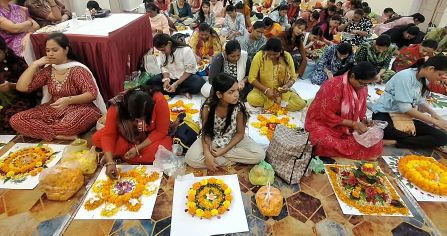 अग्रवाल समाज की ओर से हुई फूलों की रंगोली प्रतियोगिता; नीलम अग्रवाल फर्स्ट, मनीषा अग्रवाल सेकंड, रिद्धि बंसल तृतीय और नैंसी गोयल को मिला कॉन्सुलेशन प्राइस